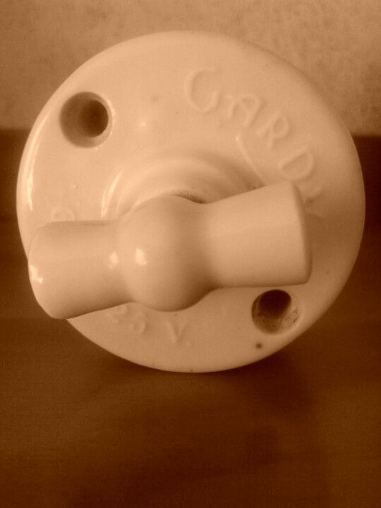 Interruptor antiguo de porcelana blanca con palanca