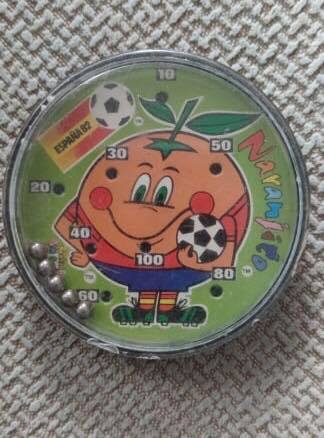 Juego de bolitas redondo con Naranjito.