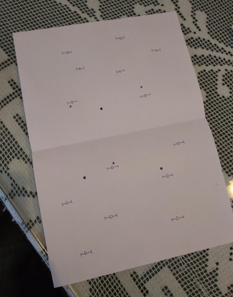 Hoja de papel con puntos dibujados para un juego
