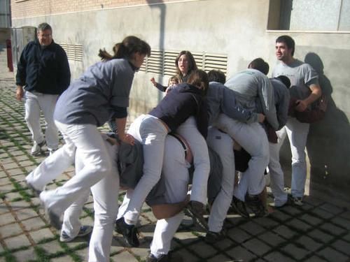 Jóvenes jugando al burro en una calle