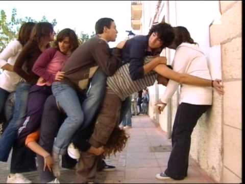 Jóvenes jugando al burro junto a una pared