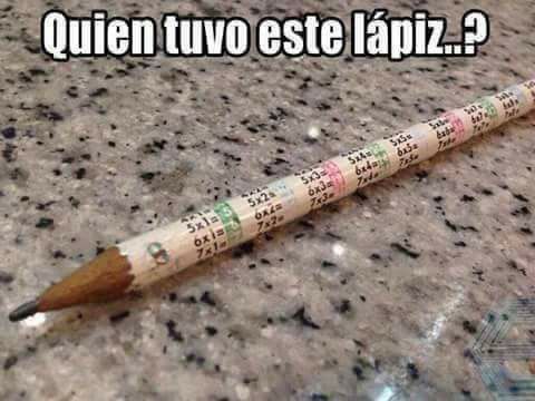 Lápiz con las tablas de multiplicar impresas a lo largo, sobre una encimera de granito.