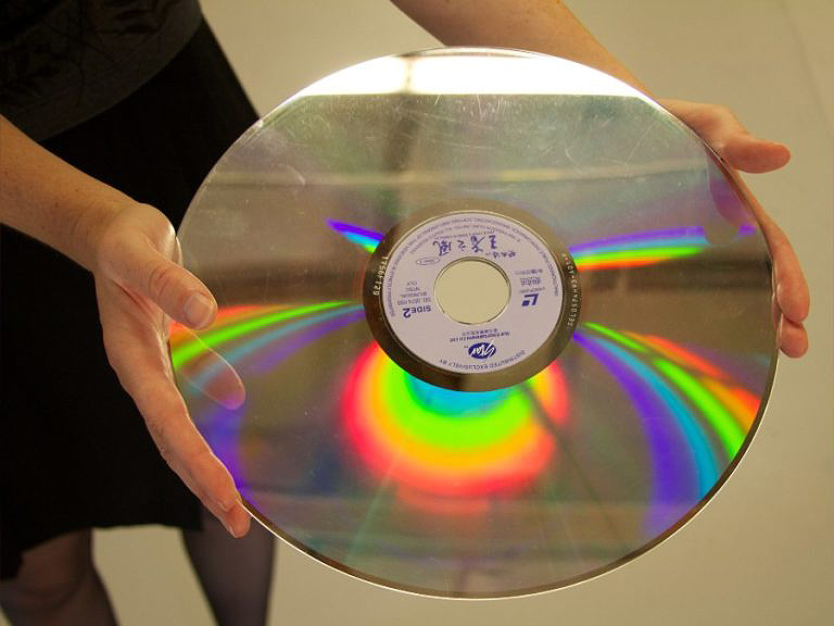 Mano sosteniendo un LaserDisc.