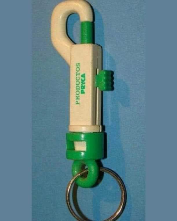 Llavero de mosquetón verde y beige de Productos Pryca.