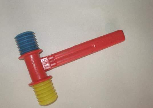 Martillo de juguete de plástico de colores.