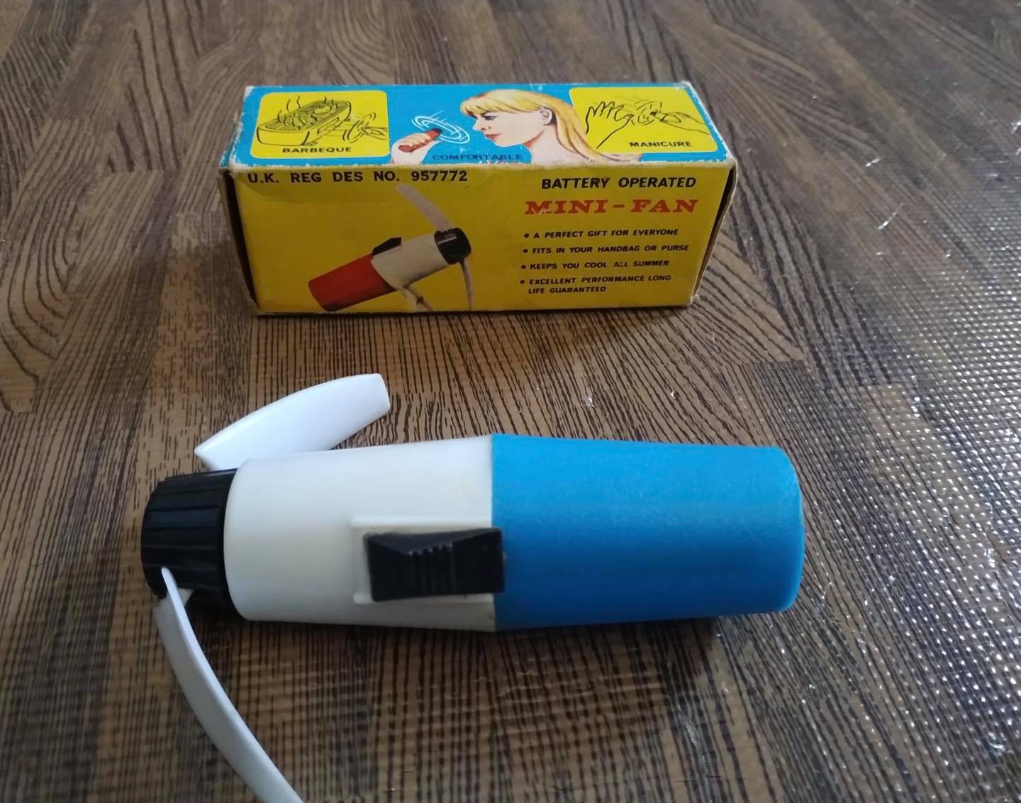 Miniventilador de pilas con su caja.