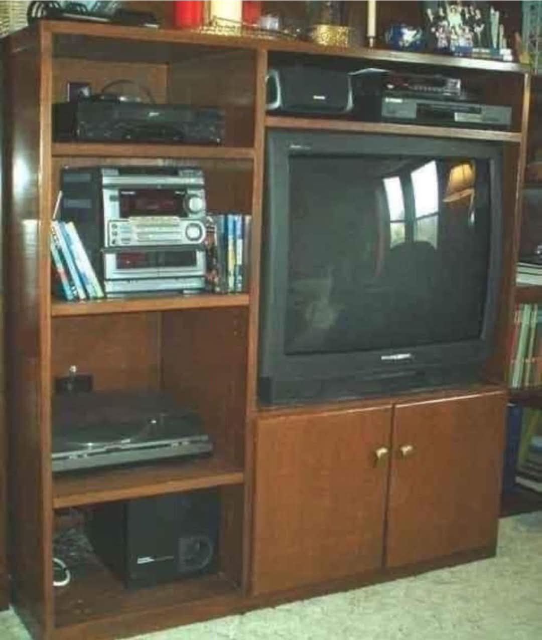 Mueble de salón de madera con televisor de tubo, equipo de música y vídeo