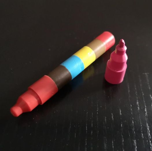 Lápiz de minas intercambiables de colores.