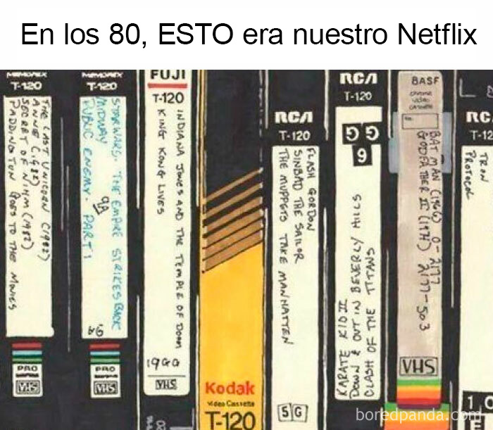Fila de cintas de vídeo VHS de varias marcas con los títulos de las películas escritos a mano en los lomos.