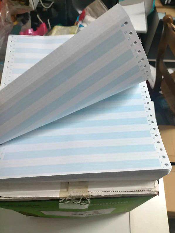 Papel continuo de impresora con bandas azules