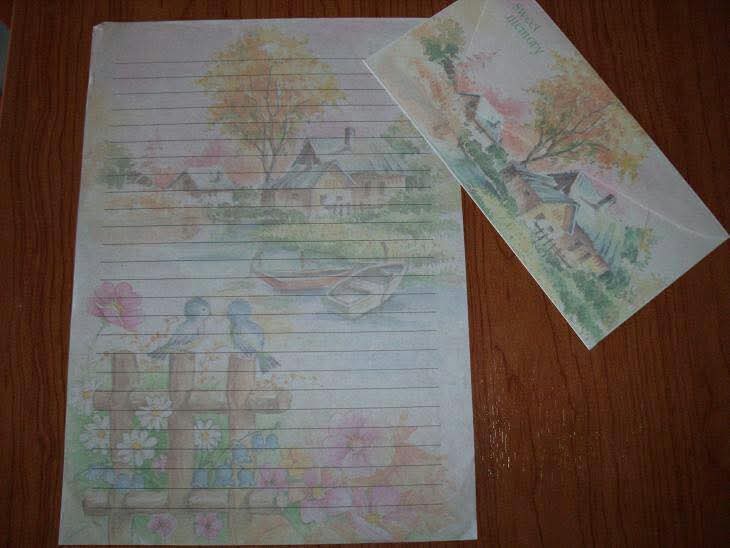 Papel de cartas y sobre decorados con paisajes de colores