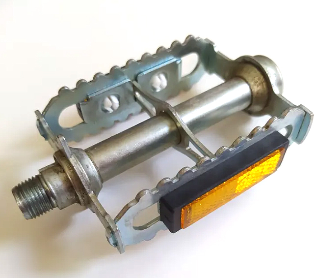 Pedal metálico de bicicleta con catadióptrico naranja.