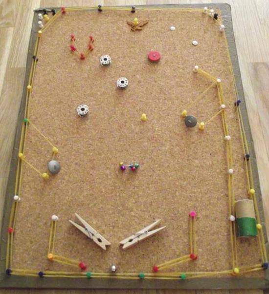 Pinball casero de corcho con chinchetas y pinzas.