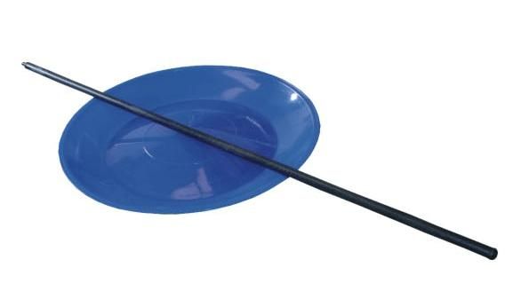 Plato de plástico azul con un palo para hacerlo girar.