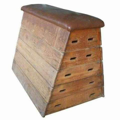 Plinto de madera de gimnasio con la parte de arriba de cuero