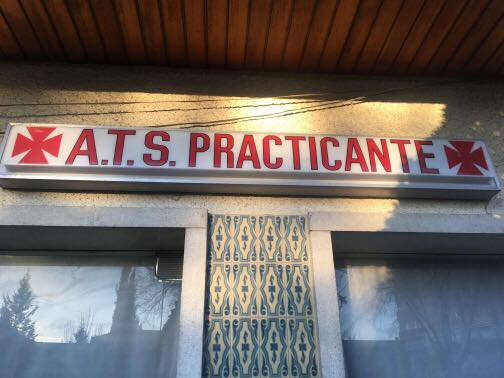 Cartel de ATS Practicante sobre una puerta.