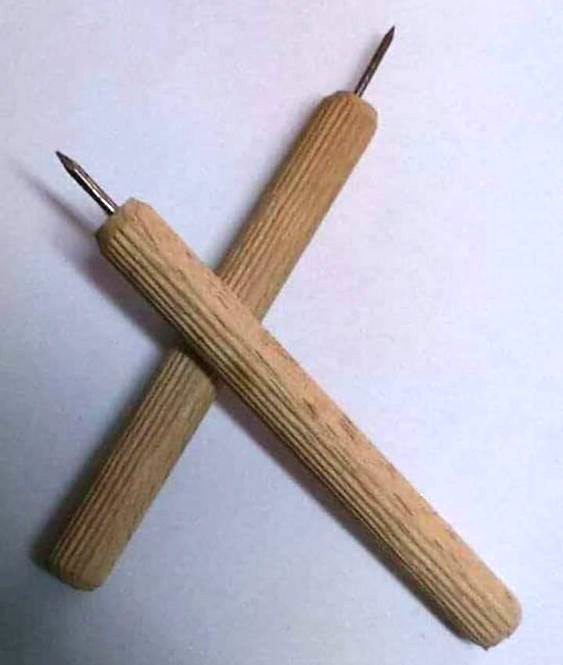 Dos punzones con mango de madera