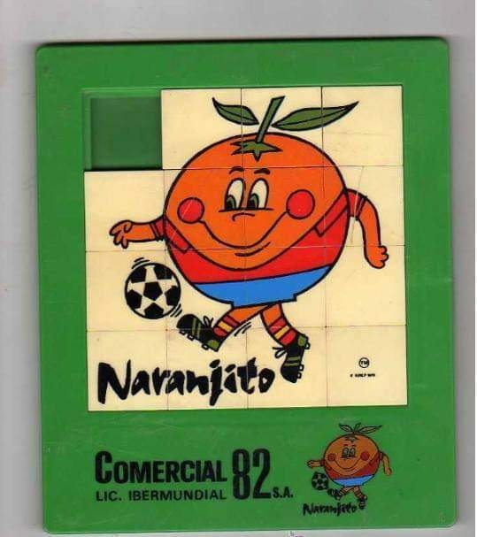 Puzle deslizante verde con Naranjito jugando al fútbol.