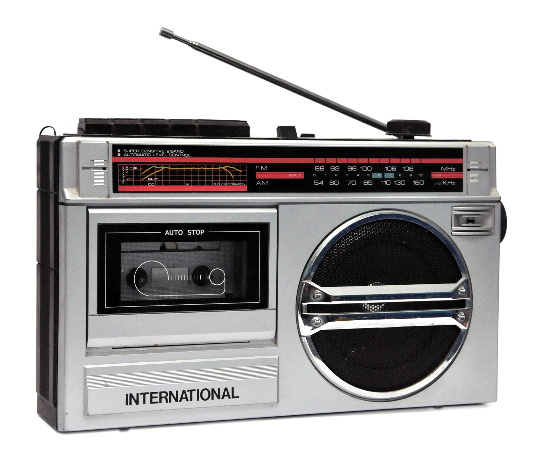 Radiocasete plateado International con antena.
