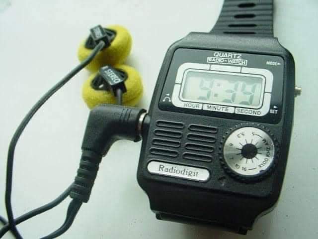 Reloj digital con radio y auriculares.