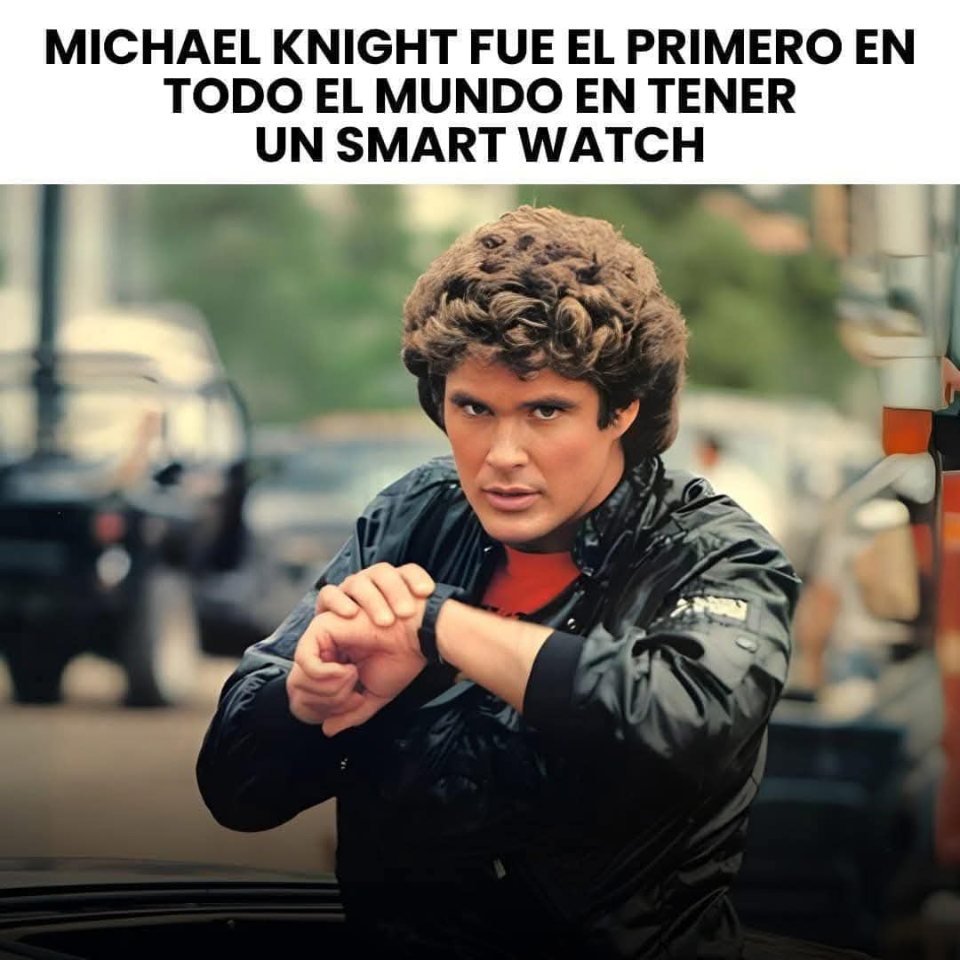 Michael Knight, con chaqueta de cuero negra y pelo rizado, hablando con el reloj de su muñeca.
