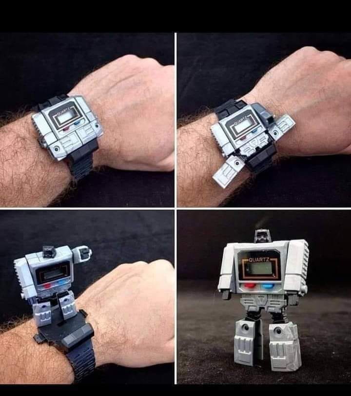 Reloj digital plateado que se transforma en un robot.