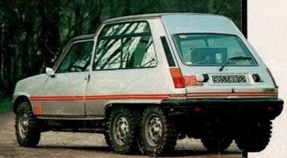 Renault 5 plateado con seis ruedas.