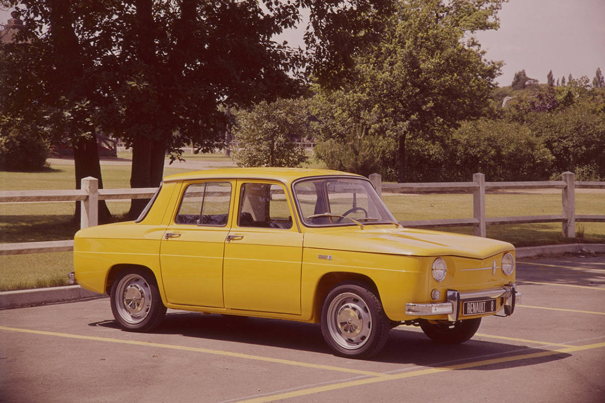 Coche Renault 8 amarillo aparcado