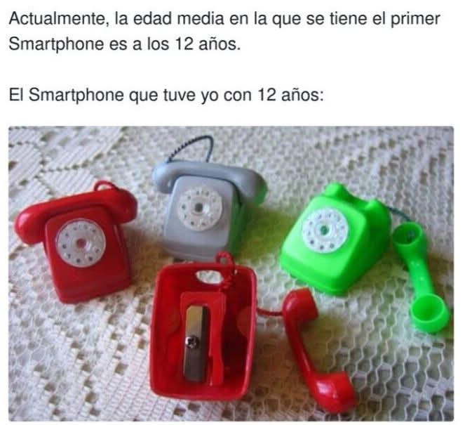 Tres sacapuntas de plástico con forma de teléfono antiguo de disco, uno de ellos abierto con la cuchilla a la vista.