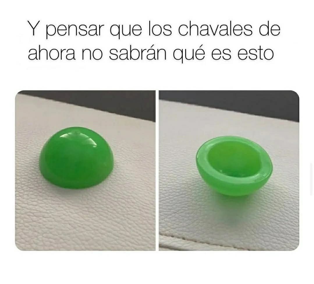 Media bola de goma verde vista de dos maneras: boca abajo y dada la vuelta.