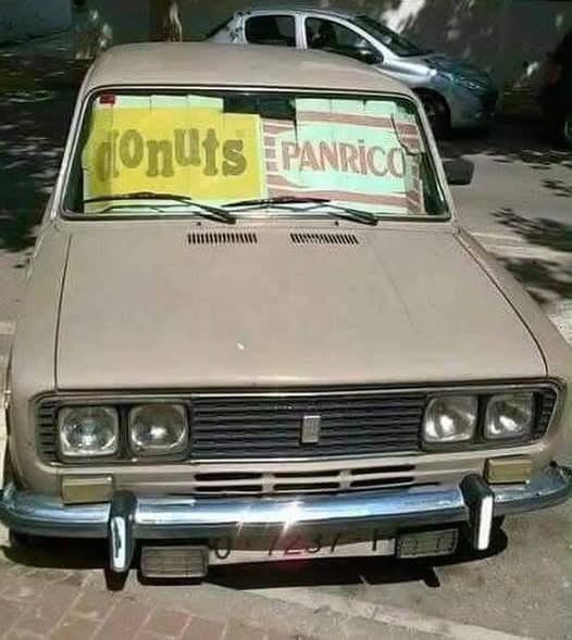 Coche Seat antiguo aparcado con carteles en el parabrisas