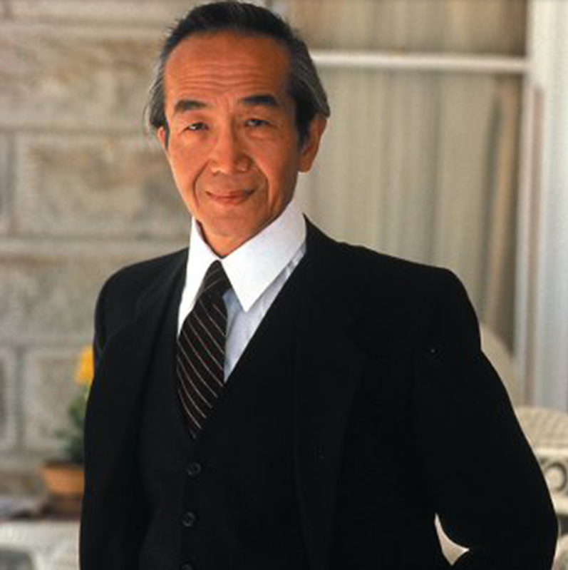 Retrato de un hombre mayor oriental con traje