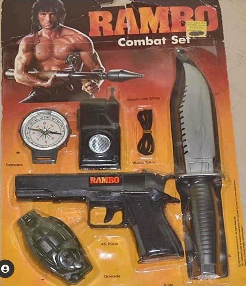 Blíster de juguete Rambo Combat Set con pistola, cuchillo, granada y brújula.