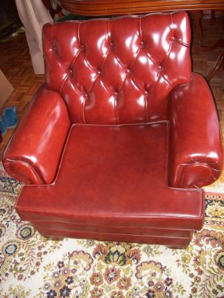 Sillón de escay rojo con botones