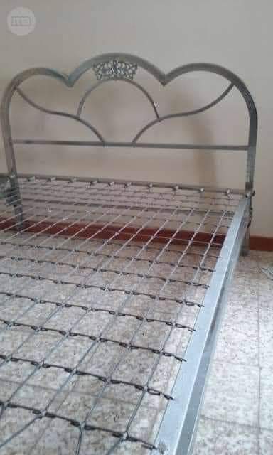 Somier de muelles con cabecero de hierro