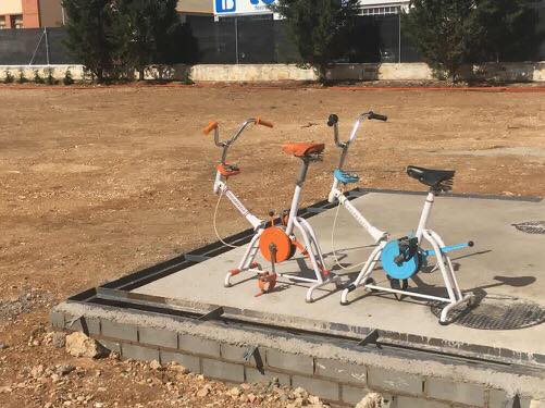 Dos bicicletas estáticas antiguas sobre una base de hormigón.