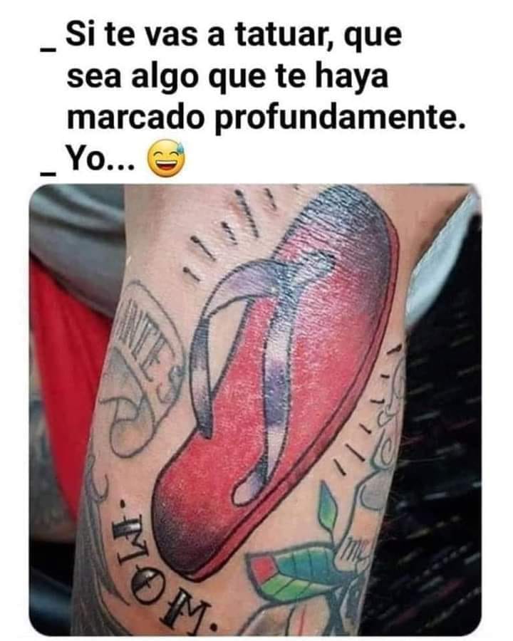 Tatuaje de una chancla roja en un brazo, con la palabra Mom debajo.