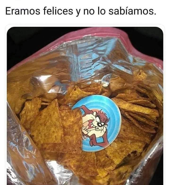 Bolsa de aperitivos abierta con un tazo azul del personaje Taz entre las patatas.