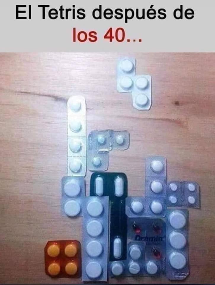 Blísteres de pastillas de distintas formas y colores encajados sobre una mesa como si fueran piezas del Tetris.
