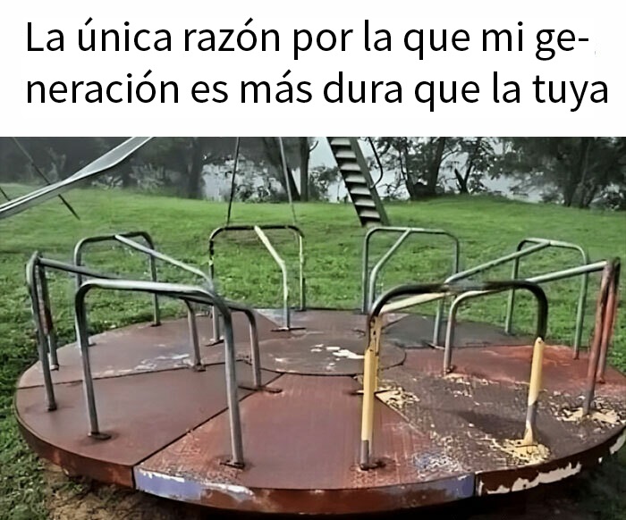 Tiovivo de hierro oxidado con barras metálicas en un parque con césped.