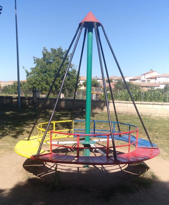 Tiovivo de hierro de colores en un parque.
