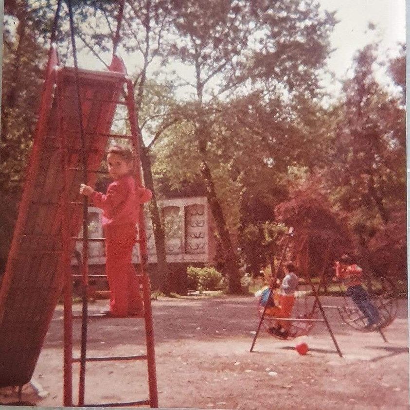Niño subiendo a un tobogán de metal en un parque