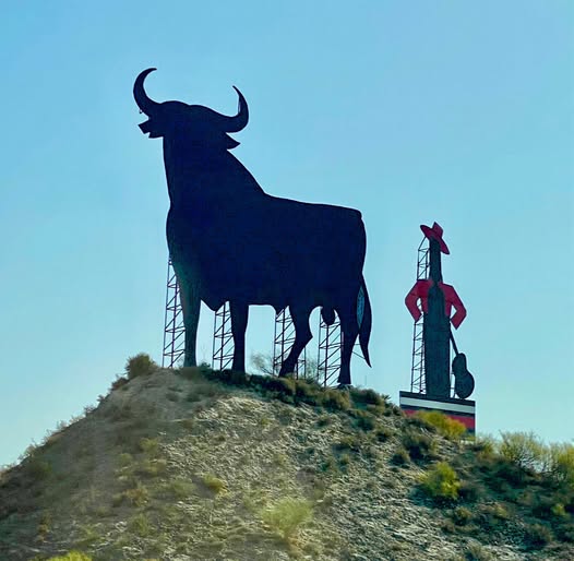 Silueta del toro de Osborne sobre una colina