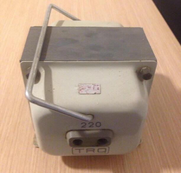 Transformador eléctrico metálico con asa.