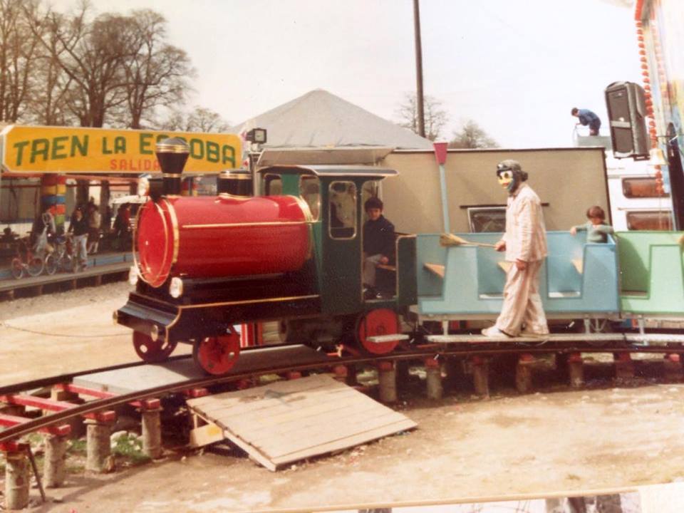 Tren de feria con locomotora roja y vagones