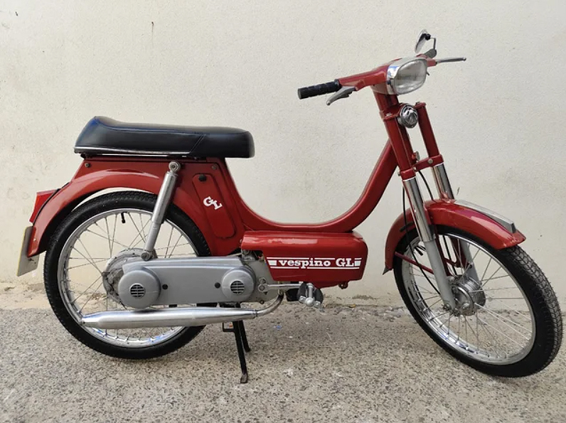 Moto Vespino GL roja.