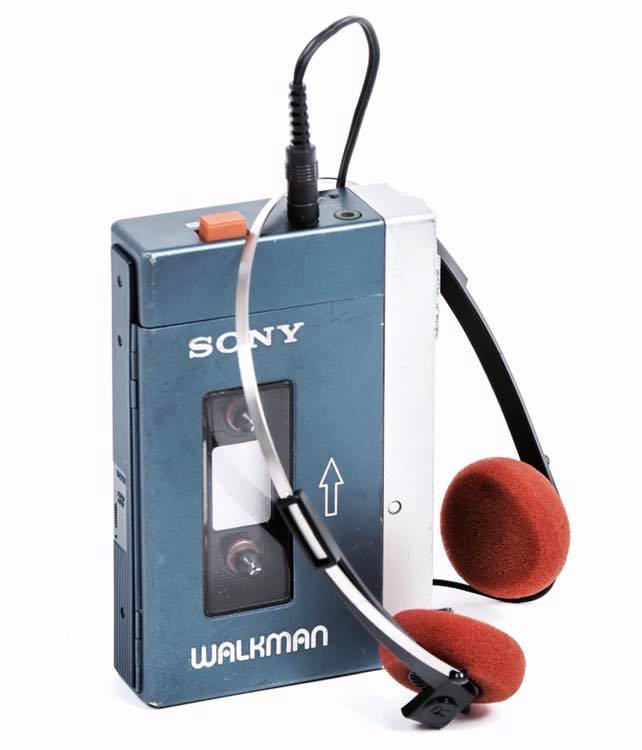 Walkman de Sony con sus auriculares naranjas.
