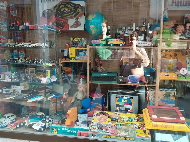 Escaparate con juguetes antiguos.