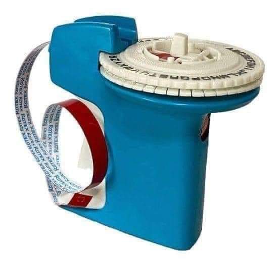 Etiquetadora azul de mano con rueda de letras blanca y cinta roja con letras en relieve.