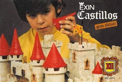 Caja de Exin Castillos con un niño.
